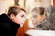 Young_boy_museum